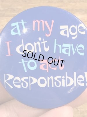 80年代頃のAt My Age I Don't Have To Act Responsible!のメッセージが書かれたビンテージの缶バッジ
