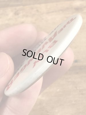 60~70年代頃のBuy The Avenger We Need The Moneyのメッセージが書かれたビンテージの缶バッジ