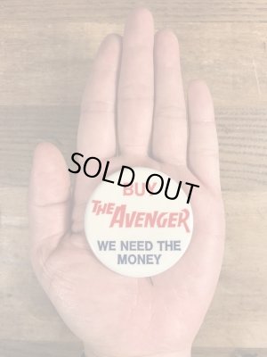 60~70年代頃のBuy The Avenger We Need The Moneyのメッセージが書かれたビンテージの缶バッジ