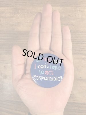 80'sのAt My Age I Don't Have To Act Responsible!のメッセージが書かれたヴィンテージの缶バッチ