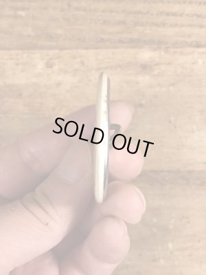 80年代頃のDanger!! High Voltage Wiresのメッセージが書かれたビンテージの缶バッジ