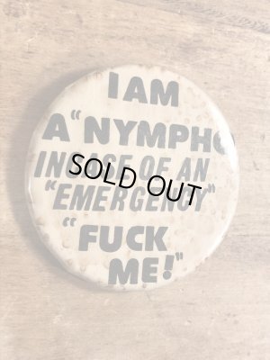 80年代頃のI Am A Nympho Incase Of An... のメッセージが書かれたヴィンテージの缶バッチ