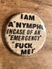 80年代頃のI Am A Nympho Incase Of An... のメッセージが書かれたヴィンテージの缶バッチ