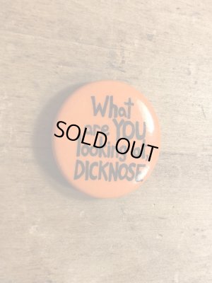 80年代頃のWhat Are You Looking At, Dicknoseのメッセージが書かれたビンテージの缶バッジ