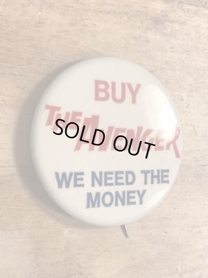 60~70年代頃のBuy The Avenger We Need The Moneyのメッセージが書かれたビンテージの缶バッジ