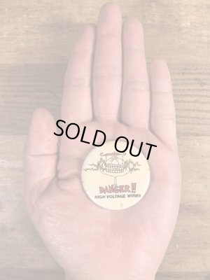 80年代頃のDanger!! High Voltage Wiresのメッセージが書かれたビンテージの缶バッジ