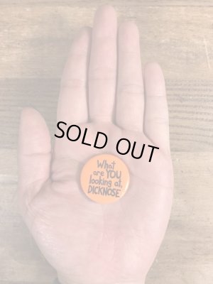 80'sのWhat Are You Looking At, Dicknoseのメッセージが書かれたヴィンテージの缶バッチ