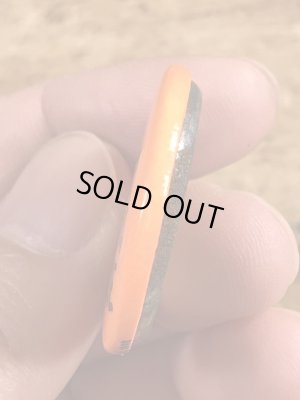 80年代頃のWhat Are You Looking At, Dicknoseのメッセージが書かれたビンテージの缶バッジ