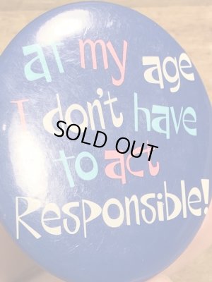 80年代頃のAt My Age I Don't Have To Act Responsible!のメッセージが書かれたビンテージの缶バッジ