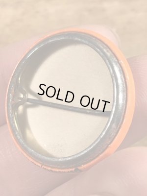 80年代頃のWhat Are You Looking At, Dicknoseのメッセージが書かれたビンテージの缶バッジ