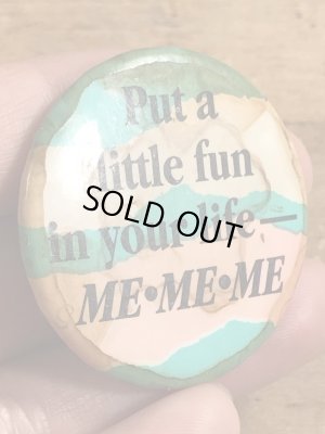 80年代頃のPut A Little Fun In Your Life-Me.Me.Meのメッセージが書かれたヴィンテージの缶バッチ
