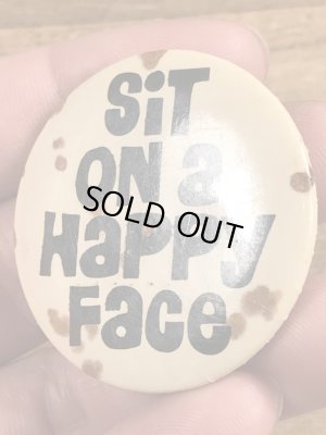 80'sのSit On A Happy Faceのメッセージが書かれたヴィンテージの缶バッチ