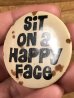 80'sのSit On A Happy Faceのメッセージが書かれたヴィンテージの缶バッチ