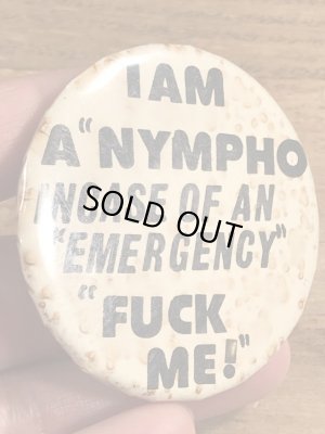 80年代頃のI Am A Nympho Incase Of An... のメッセージが書かれたヴィンテージの缶バッチ