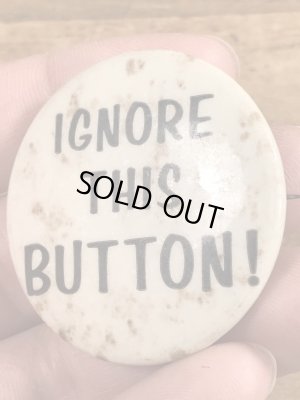 60’sのIgnore This Button!のメッセージが書かれたヴィンテージの缶バッジ
