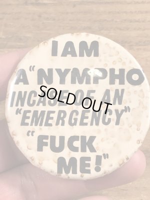 80年代頃のI Am A Nympho Incase Of An... のメッセージが書かれたヴィンテージの缶バッチ