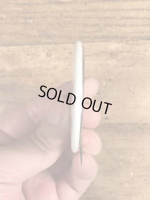 60~70年代頃のBuy The Avenger We Need The Moneyのメッセージが書かれたビンテージの缶バッジ