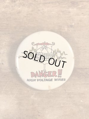 80年代頃のDanger!! High Voltage Wiresのメッセージが書かれたビンテージの缶バッジ