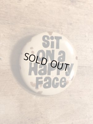 80年代頃のSit On A Happy Faceのメッセージが書かれたビンテージの缶バッジ