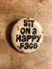 80年代頃のSit On A Happy Faceのメッセージが書かれたビンテージの缶バッジ