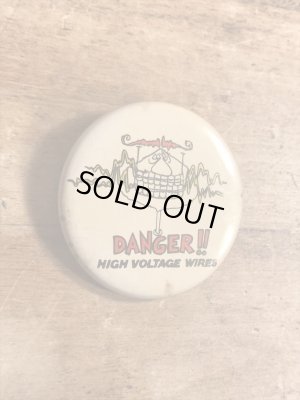 80年代頃のDanger!! High Voltage Wiresのメッセージが書かれたビンテージの缶バッジ