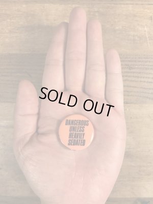 80年代頃のDangerous Unless Heavily Sedatedのメッセージが書かれたヴィンテージの缶バッチ