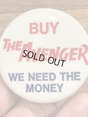 60~70年代頃のBuy The Avenger We Need The Moneyのメッセージが書かれたビンテージの缶バッジ