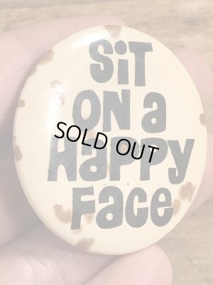 80年代頃のSit On A Happy Faceのメッセージが書かれたビンテージの缶バッジ