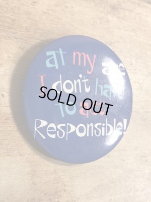 80年代頃のAt My Age I Don't Have To Act Responsible!のメッセージが書かれたビンテージの缶バッジ
