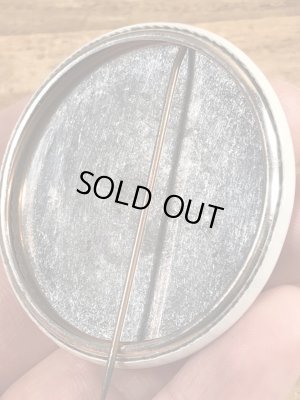 60~70年代頃のBuy The Avenger We Need The Moneyのメッセージが書かれたビンテージの缶バッジ