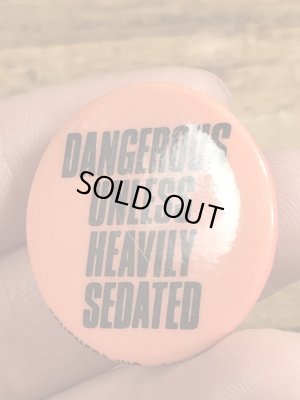 80'sのDangerous Unless Heavily Sedatedのメッセージが書かれたビンテージの缶バッジ