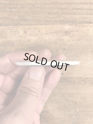 60~70'sのBuy The Avenger We Need The Moneyのメッセージが書かれたヴィンテージの缶バッチ