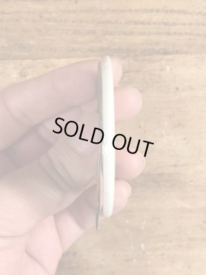 60~70年代頃のBuy The Avenger We Need The Moneyのメッセージが書かれたビンテージの缶バッジ