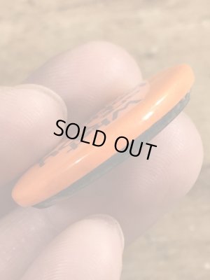 80年代頃のWhat Are You Looking At, Dicknoseのメッセージが書かれたビンテージの缶バッジ