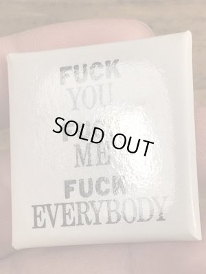 80'sのFuck You Fuck Me Fuck Everybodyのメッセージが書かれたビンテージの缶バッジ
