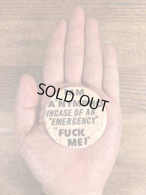 80年代頃のI Am A Nympho Incase Of An... のメッセージが書かれたヴィンテージの缶バッチ