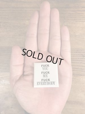 80年代頃のFuck You Fuck Me Fuck Everybodyのメッセージが書かれたヴィンテージの缶バッチ