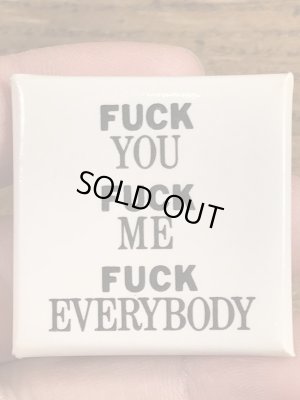 80年代頃のFuck You Fuck Me Fuck Everybodyのメッセージが書かれたヴィンテージの缶バッチ