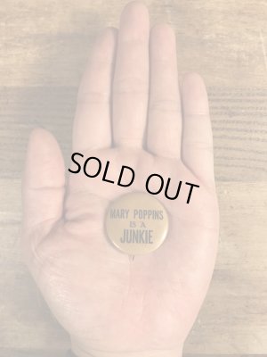 60年代頃のMary Poppins Is A Junkieメッセージが書かれたビンテージの缶バッチ