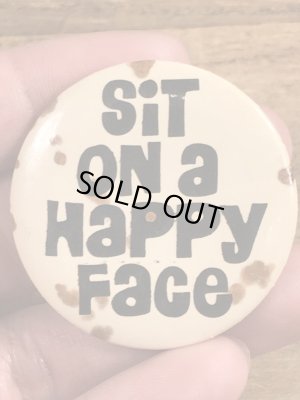 80年代頃のSit On A Happy Faceのメッセージが書かれたビンテージの缶バッジ