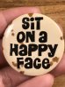 80年代頃のSit On A Happy Faceのメッセージが書かれたビンテージの缶バッジ