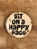 80年代頃のSit On A Happy Faceのメッセージが書かれたビンテージの缶バッジ