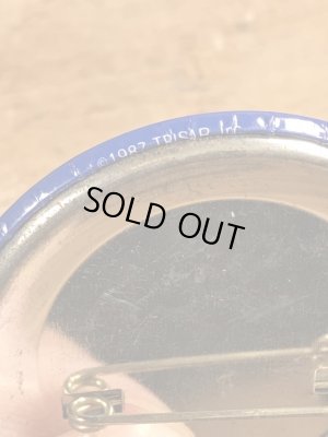 80年代頃のAt My Age I Don't Have To Act Responsible!のメッセージが書かれたビンテージの缶バッジ