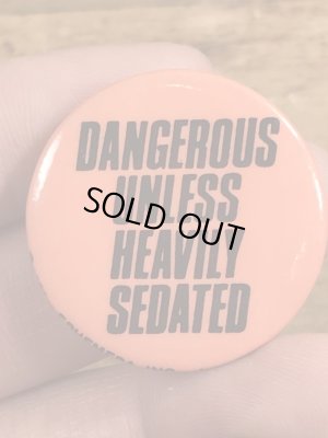 80年代頃のDangerous Unless Heavily Sedatedのメッセージが書かれたヴィンテージの缶バッチ