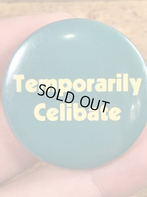 80年代頃のTemporarily Celibateのメッセージが書かれたビンテージの缶バッジ