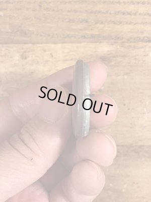 60~70年代頃のWomen Should Be Obscene & Not Heardのメッセージが書かれたビンテージの缶バッジ