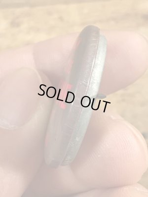 60~70年代頃のWomen Should Be Obscene & Not Heardのメッセージが書かれたビンテージの缶バッジ