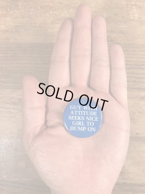 80年代頃のGuy With Attitude...のメッセージが書かれたヴィンテージの缶バッチ