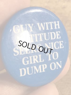 80年代頃のGuy With Attitude...のメッセージが書かれたヴィンテージの缶バッチ