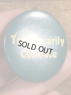 80年代頃のTemporarily Celibateのメッセージが書かれたビンテージの缶バッジ